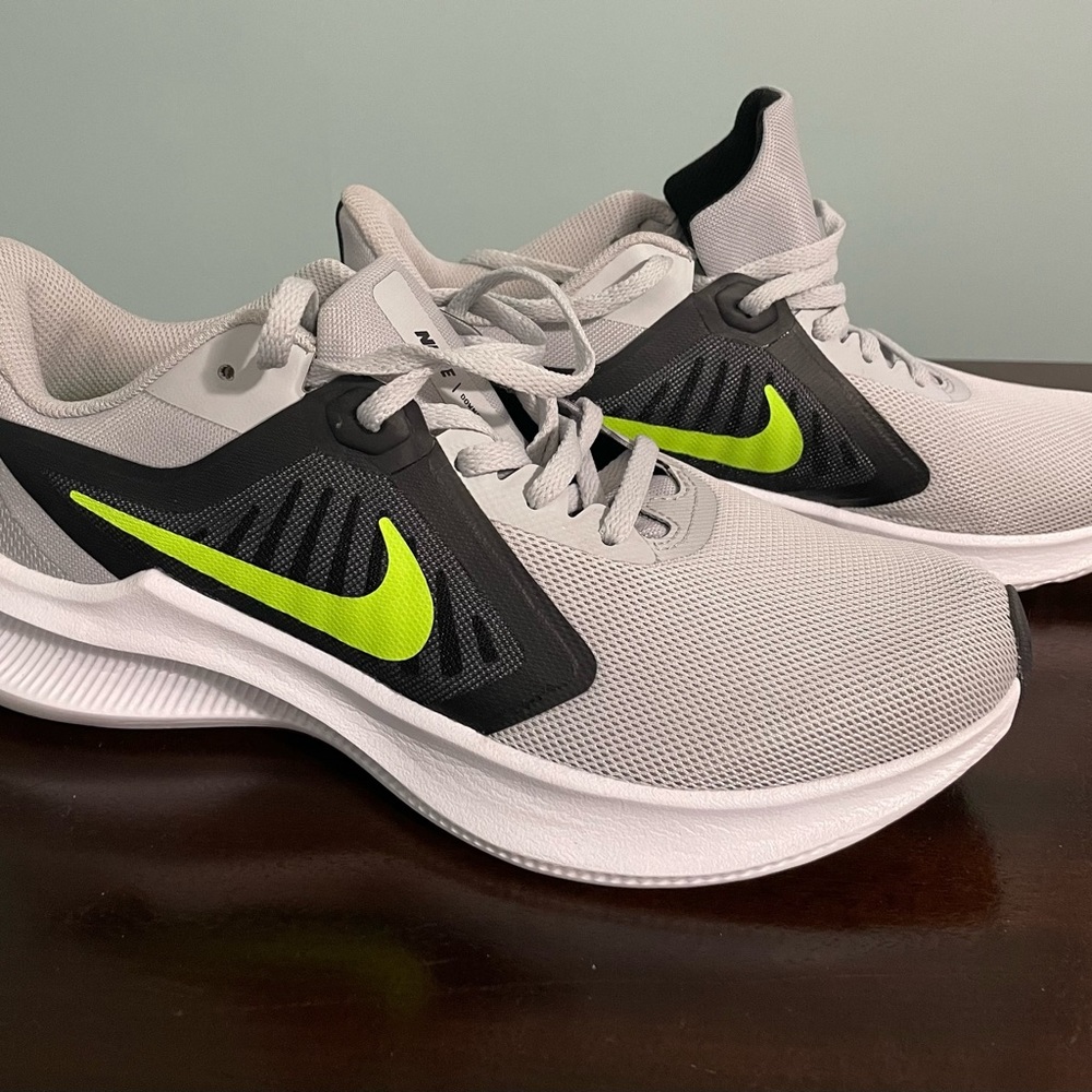 Brand new never worn Nike running shoe. Men’s size 8/women size 9.5/10.
